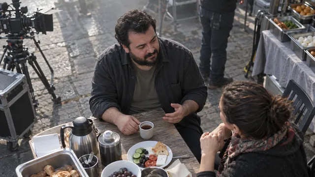 Kamera karşısında dizi seçmesine hazırlanan bir oyuncu adayının elindeki sahne metniyle prova yaptığı oda