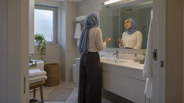 Sade bir odada pencere ışığından yararlanarak telefon kamerası karşısında oyunculuk seçmesine hazırlanan aday