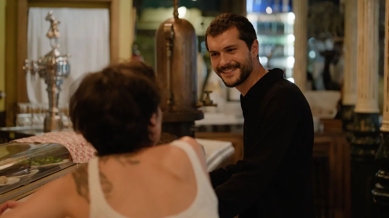 Bir kadın ve bir adam kafe tezgâhında sohbet ediyor.