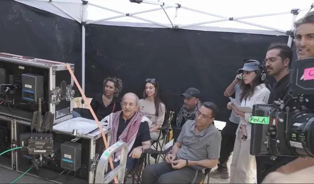 Davet Musab bin Umeyr setinde çekim ekibi, set monitörünün çevresinde bir araya gelerek çalışıyor.