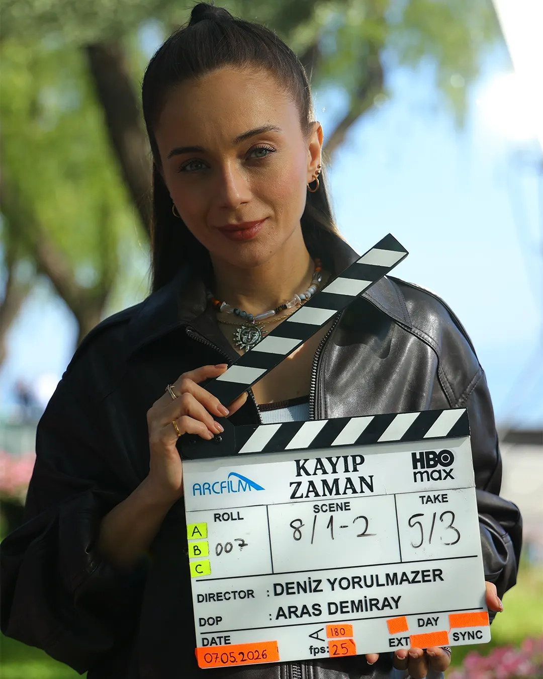 Damla Sönmez sette dizinin klaketiyle görülüyor.