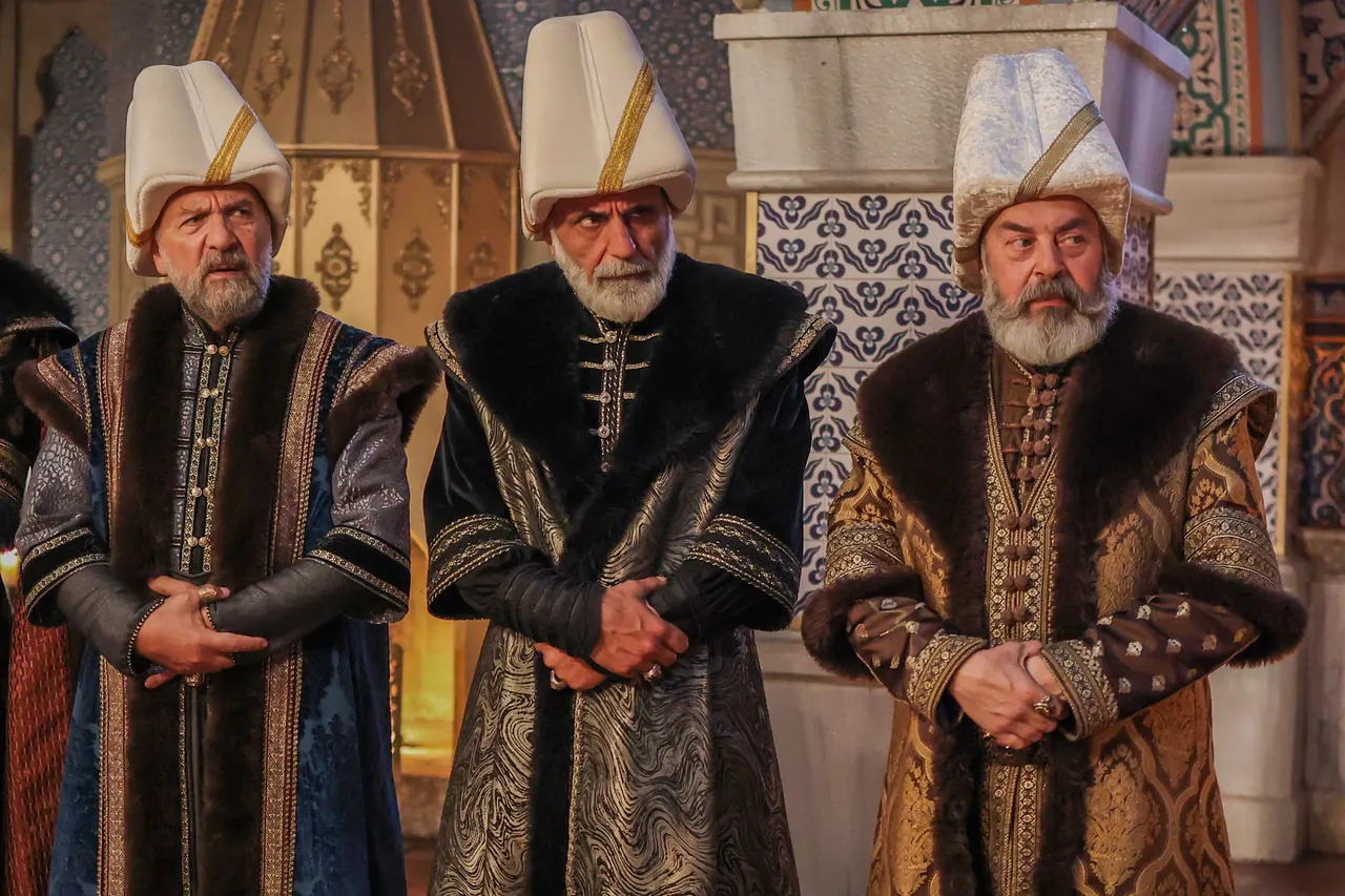 Dönem kıyafetli üç erkek bir sahnede görülüyor.