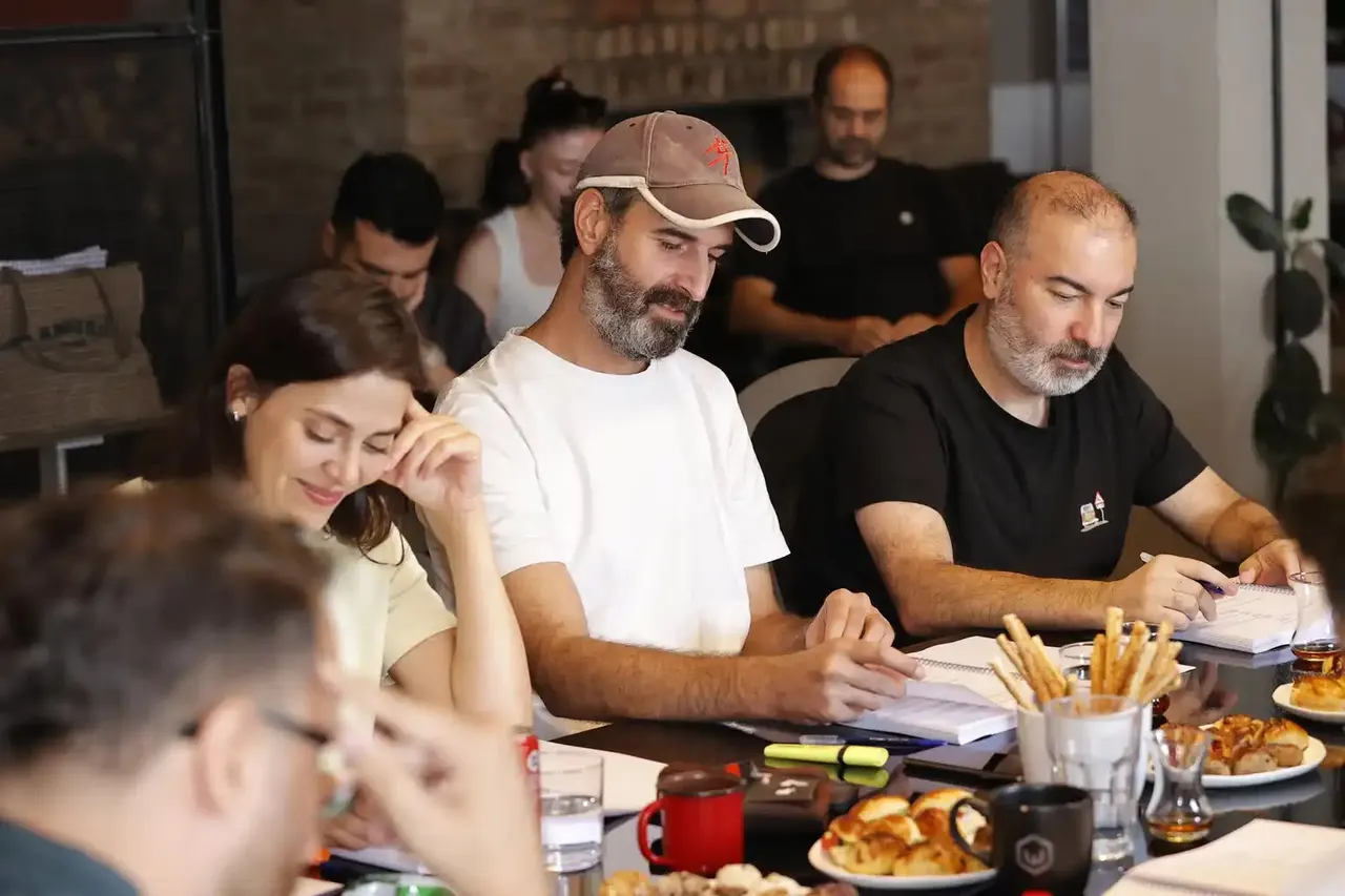 Oyuncular yeni sezonun okuma provasında aynı masanın etrafında oturuyor.